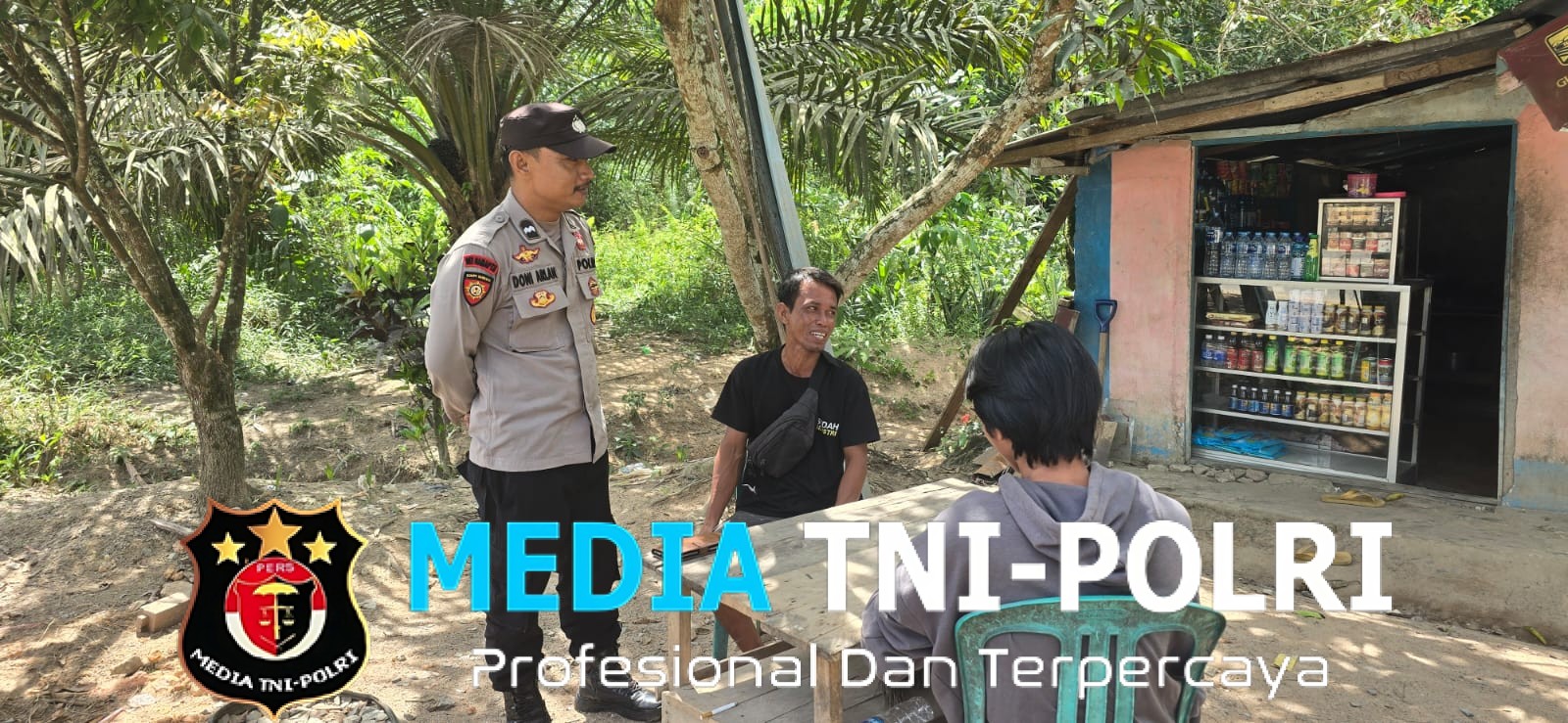 Di Bawah Terik Matahari, Polisi Patroli Sambangi Warga di Titik Rawan Pencurian