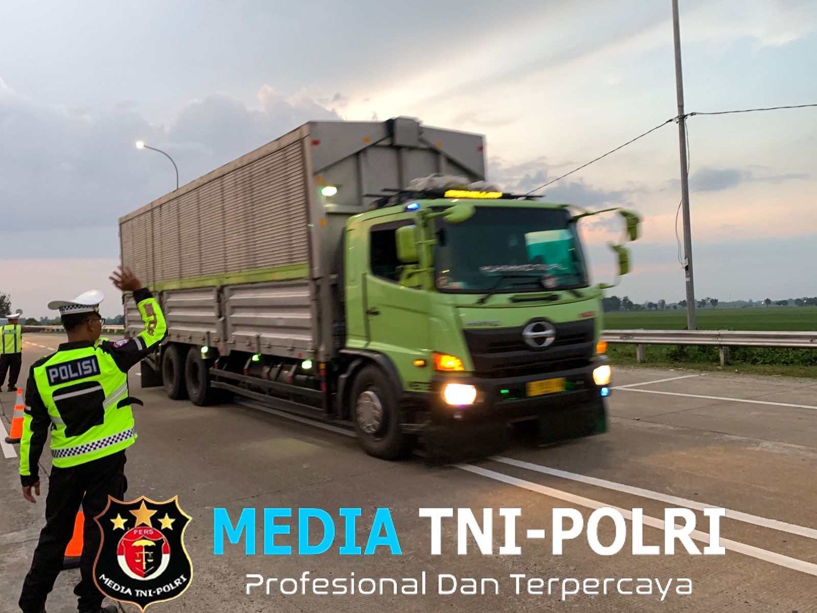 Polda Jateng Lakukan Penyekatan Kendaraan Sumbu Tiga di Exit Tol Gandulan Pemalang