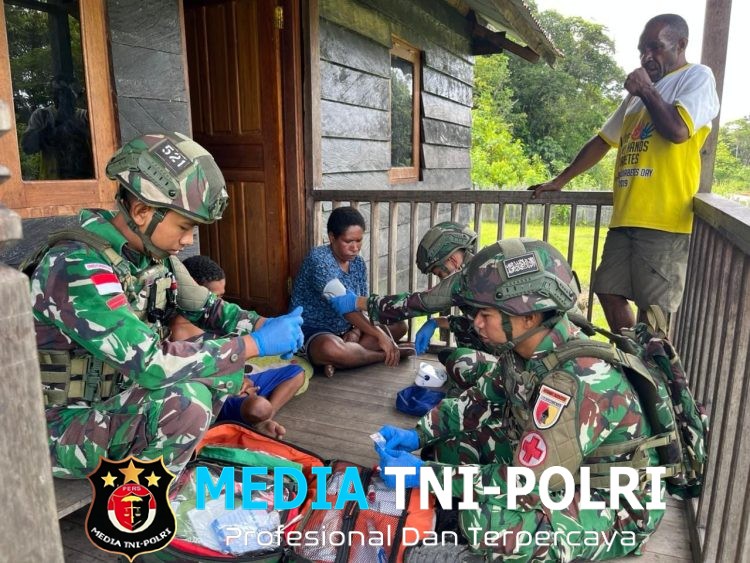 Tingkatkan Kesehatan Masyarakat, Satgas Yonif 521/DY Berikan Pelayanan Kesehatan Gratis di Kampung Muaranawa