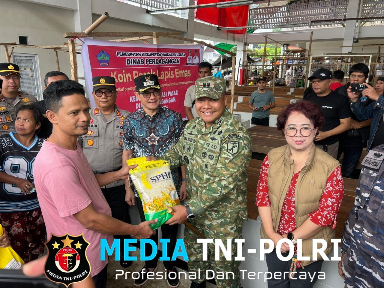 Jelang Idul Fitri 1447 H, Dandim 1310/Bitung Bersama Forkopimda Minut Sidak Pasar dan Bagikan Kupon Subsidi Sembako di Pasar Airmadidi