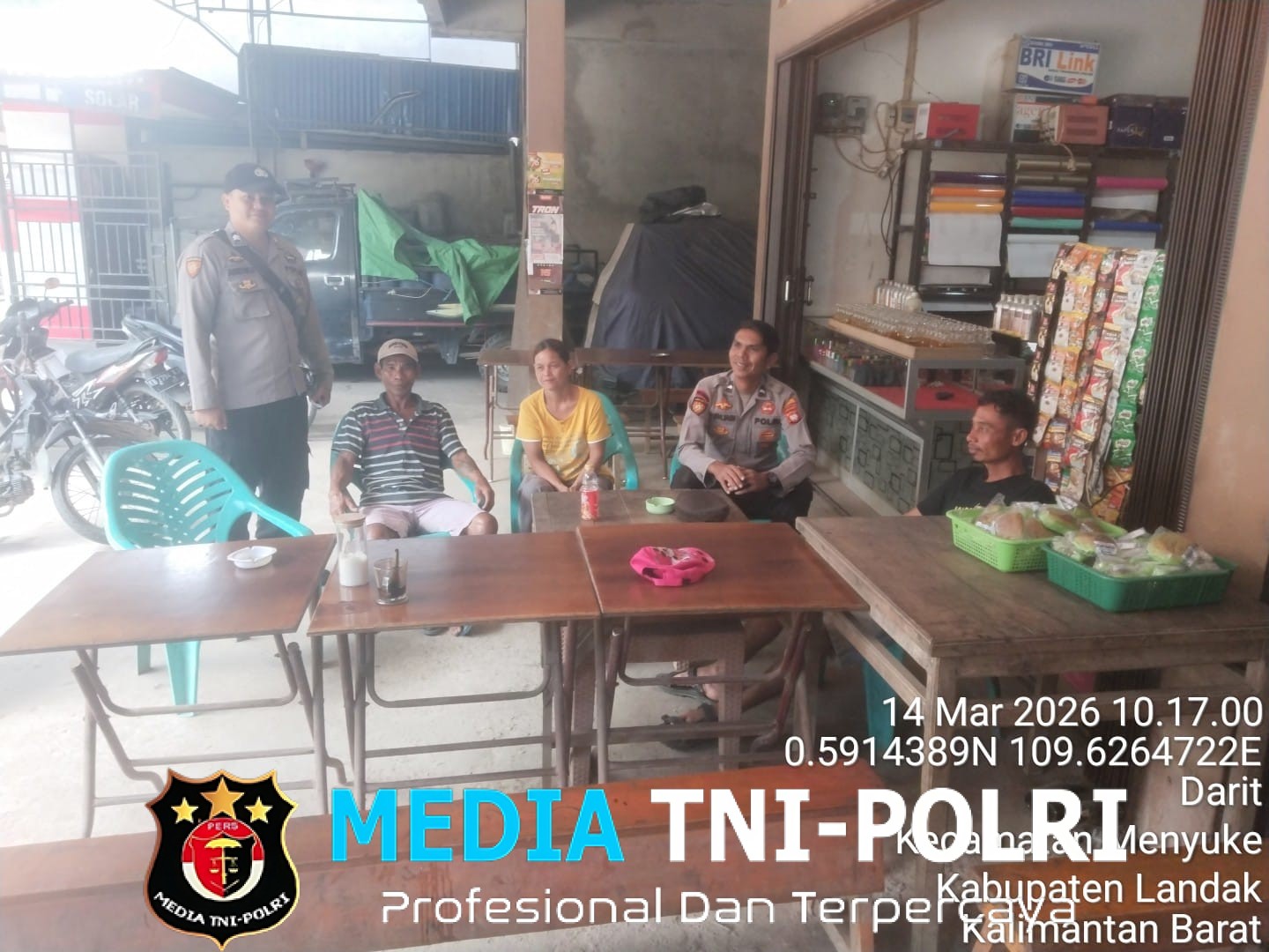 Samapta Polsek Menyuke Berikan Imbauan Kamtibmas Kepada Warga Masyarakat Saat Patroli Siang Hari
