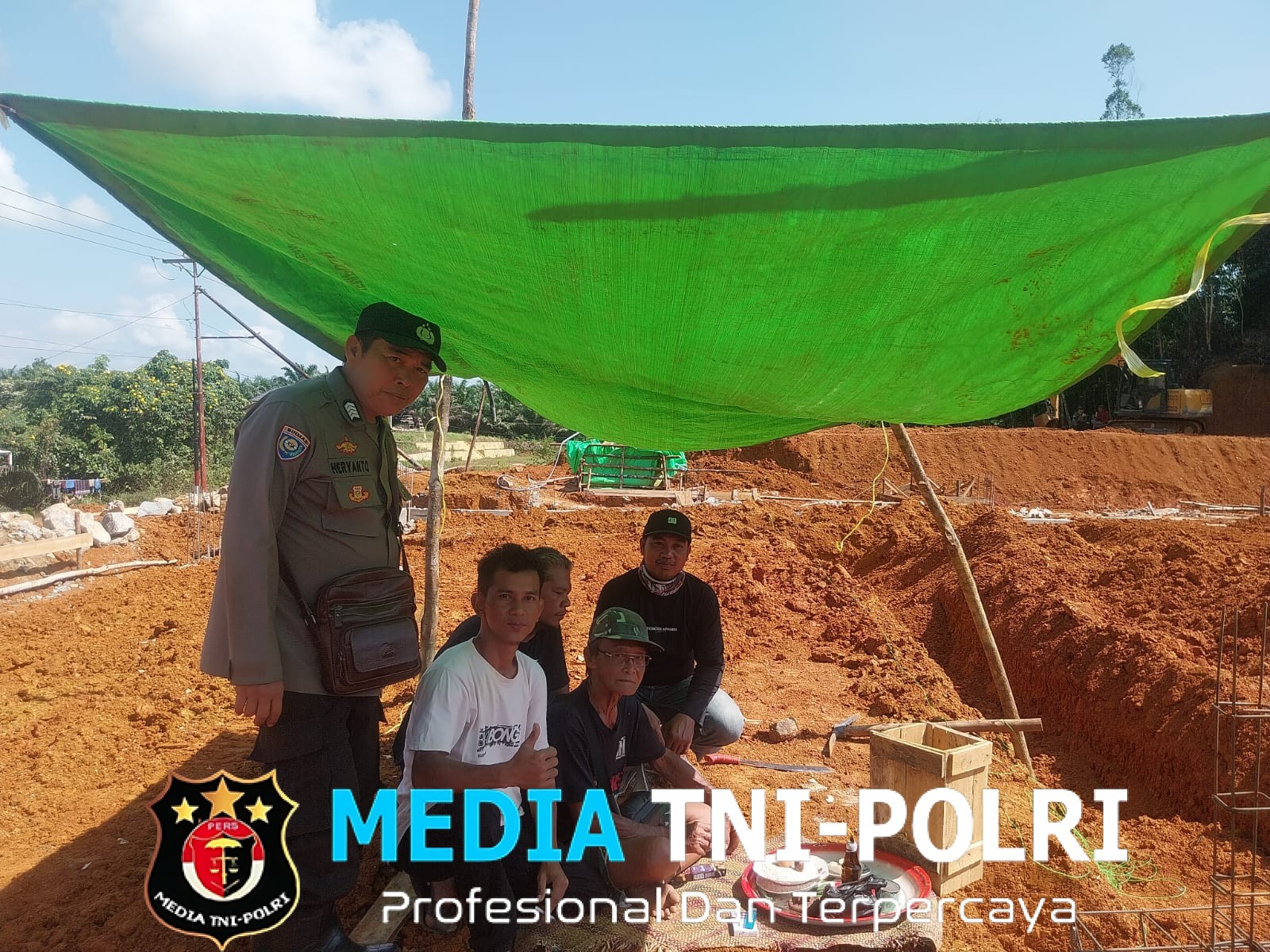 Di Bawah Terik Matahari, Polisi Sambangi Warga yang Sedang Bekerja, Suasana Akrab Penuh Kebersamaan