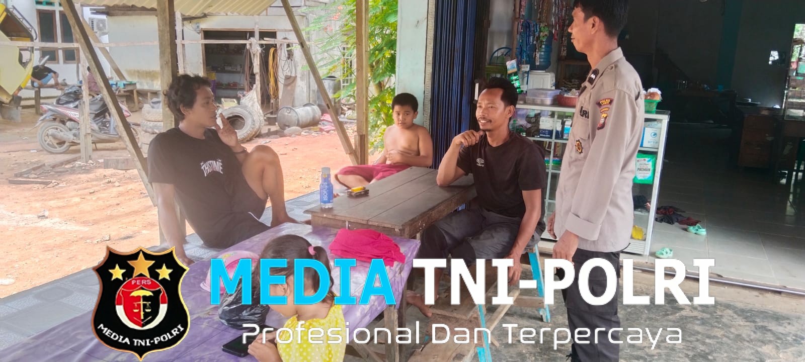 Dengan Senyuman Ramah, Polisi Sapa Warga dan Sampaikan Himbauan Keamanan