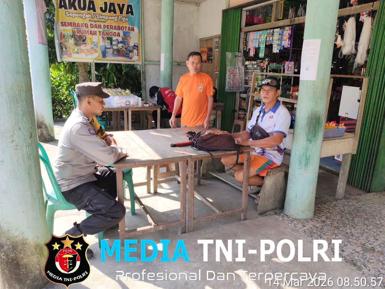 Cara Humanis Polisi Jaga Keamanan Jelang Lebaran, Duduk Santai Sambil Beri Imbauan