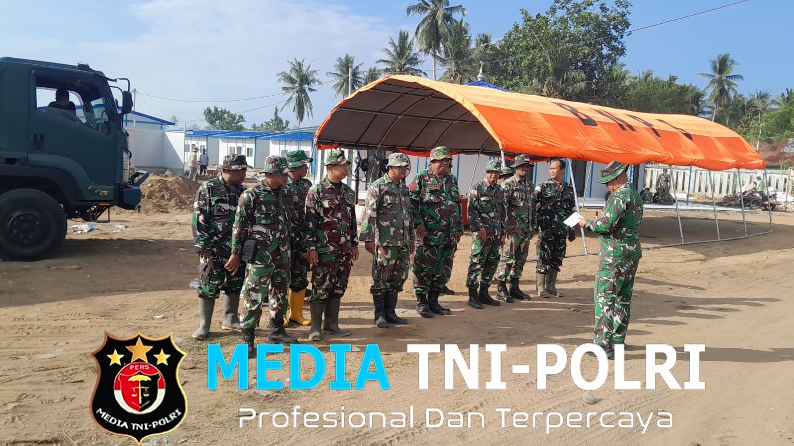 Canda Tawa di Lapangan, TNI dan Warga Bersihkan Lokasi Huntap di Kuala Cangkoi