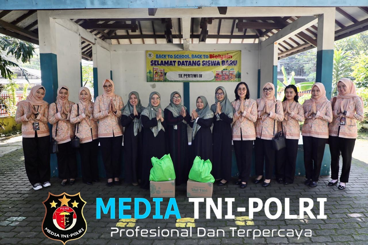 DWP Kemendagri Serahkan Bantuan Paket Sembako bagi Warga Terdampak Banjir di Kompleks DDN Karang Mulya Tangerang