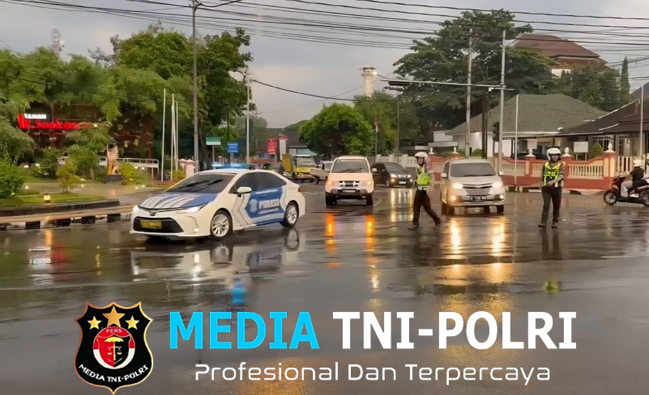 Respons Cepat Laporan 110, Satlantas Polres Wonogiri Kawal Pasien dari Jatisrono ke RS dr. Oen Solo Baru