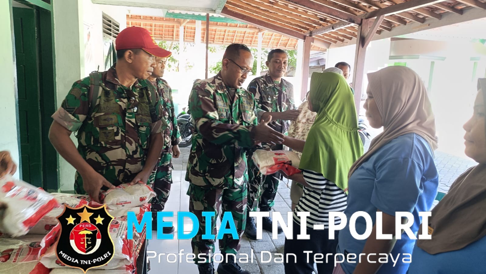 Koramil 0825-11/Pesanggaran Berbagi Jumat Berkah Bulan Suci Ramadan, Salurkan Zakat Fitrah Bagi Warga