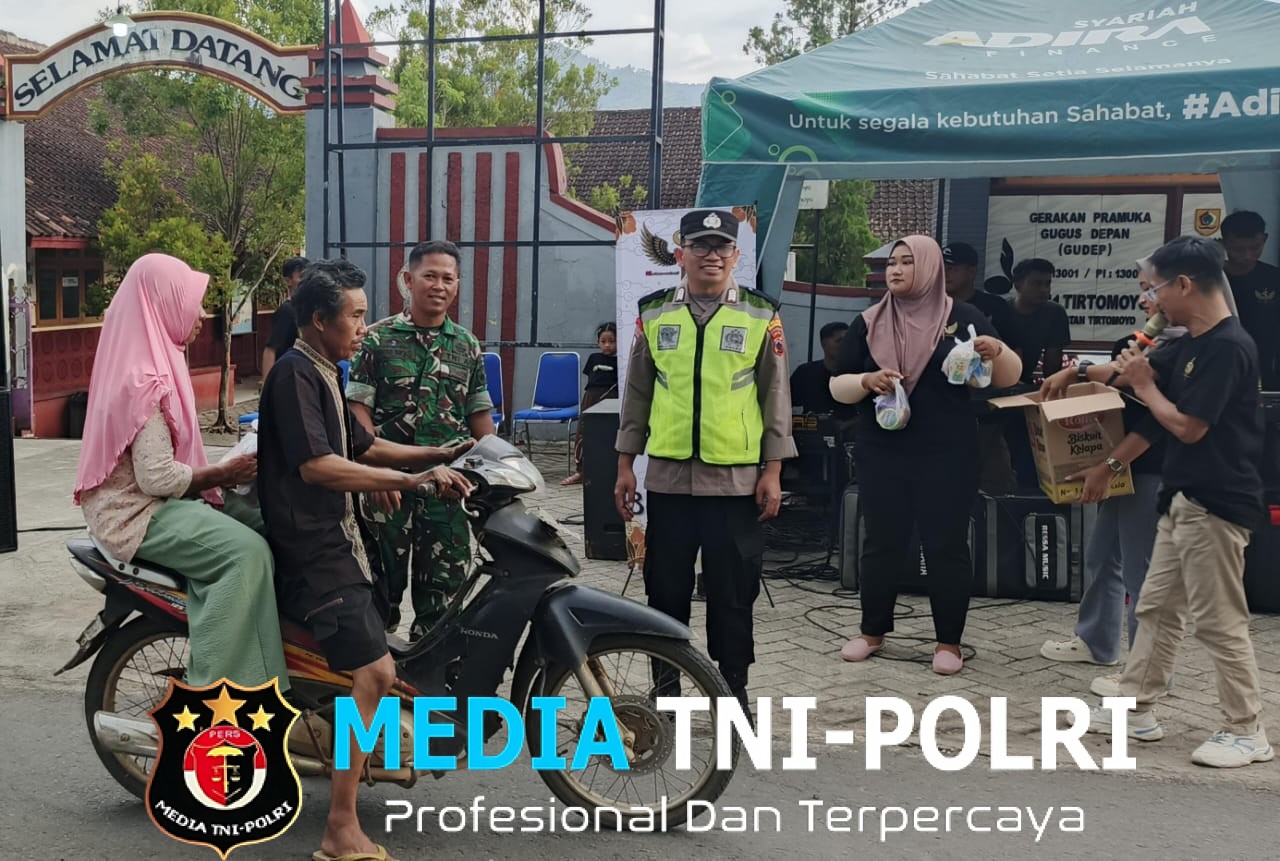 Kolaborasi Seniman Dan Babinsa Berbagi Takjil Jelang Berbuka Puasa