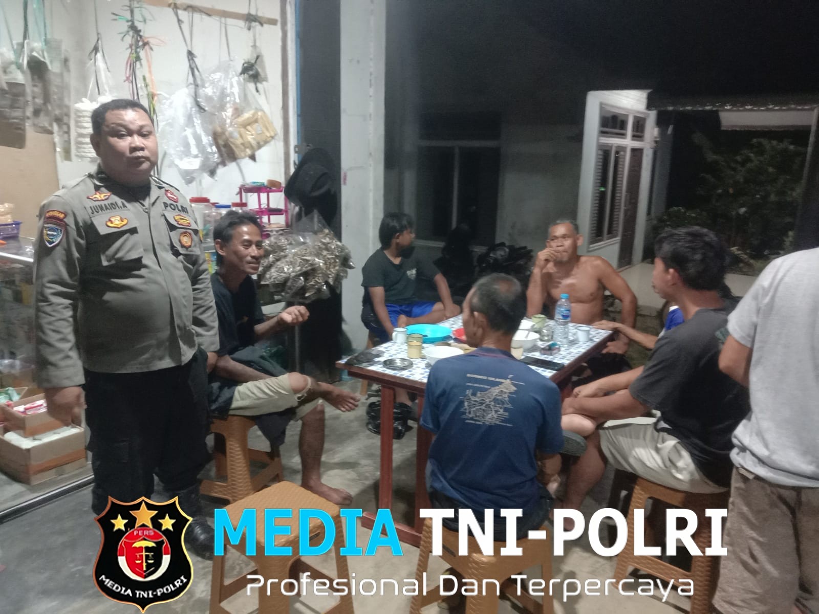 Patroli Malam Humanis, Polisi Sambangi Warga yang Sedang Berkumpul dan Sampaikan Pesan Kamtibmas