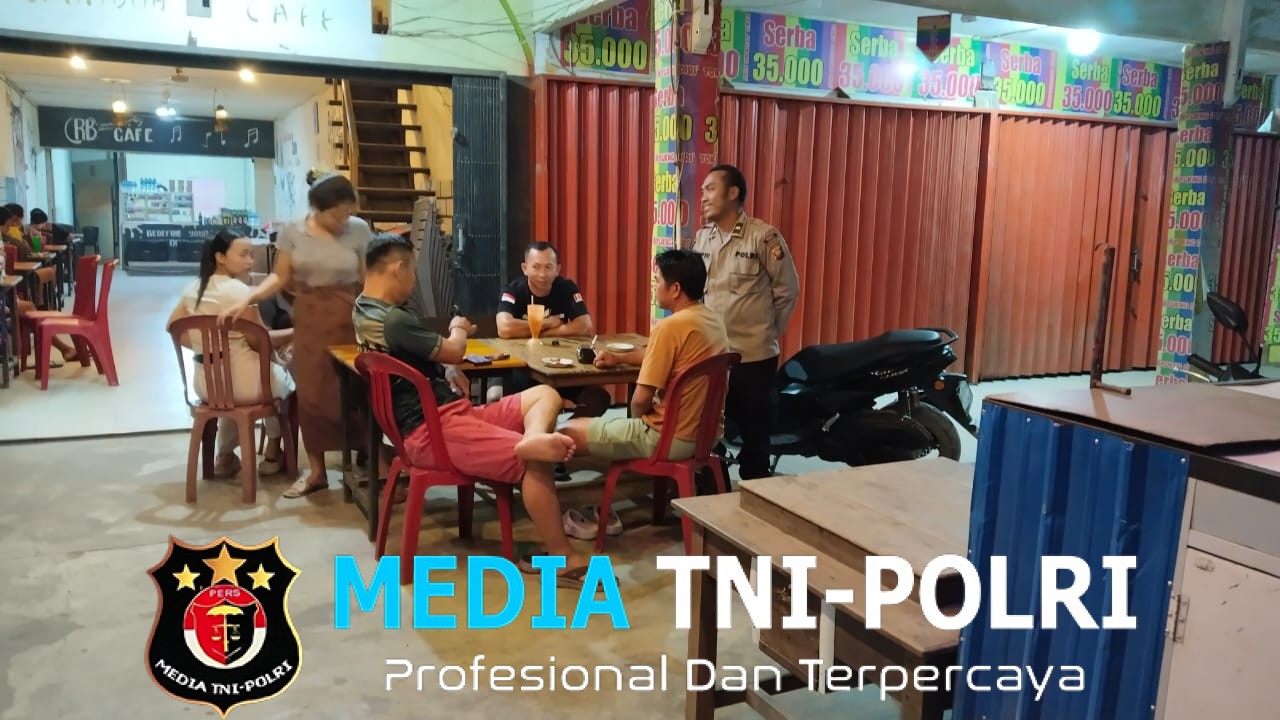 Ngobrol Santai di Warung, Polisi Pererat Kedekatan dengan Warga Saat Patroli Malam