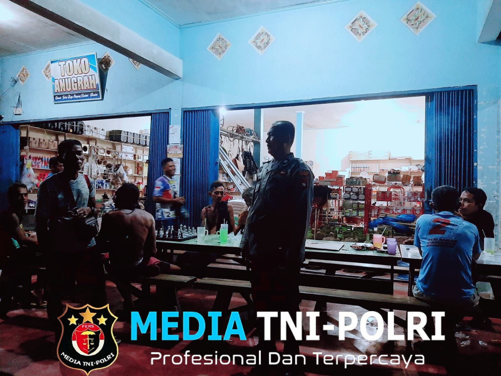 Suasana Akrab Saat Patroli Malam, Polisi dan Warga Ngobrol Santai Bahas Kamtibmas