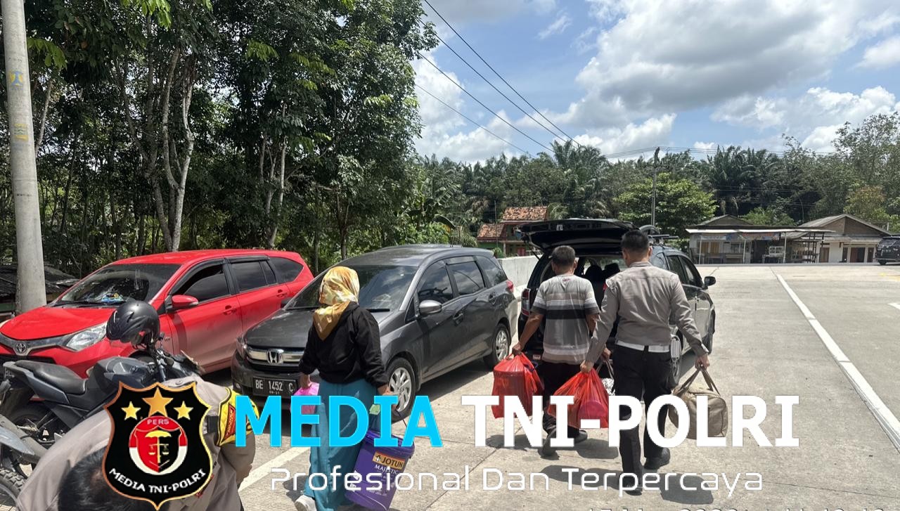 Petugas Pos PAM Exit Tol Simpang Pematang Regu I Sahabat Warga yang Kesulitan Cari Angkutan Pulang Kampung