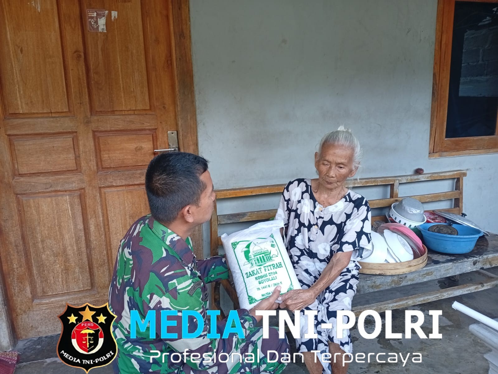 Babinsa Koramil 12/Simo Tebar Berkah Ramadhan, Zakat Fitrah Disalurkan Langsung ke Rumah Warga