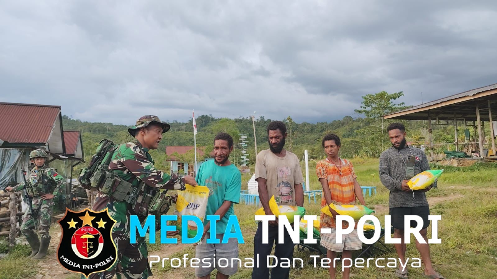 Pos Tarup Yonif 751/VJS Satgas Swasembada Berbagi Sembako untuk Warga Tarup Ringankan Beban, Pererat Kebersamaan