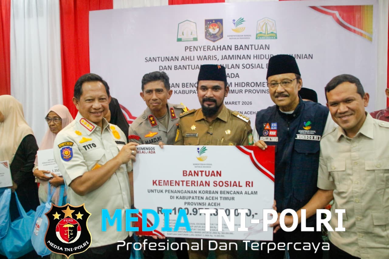 Kasatgas Tito dan Mensos Serahkan Bansos Rp100 Miliar untuk Korban Bencana di Sumatera