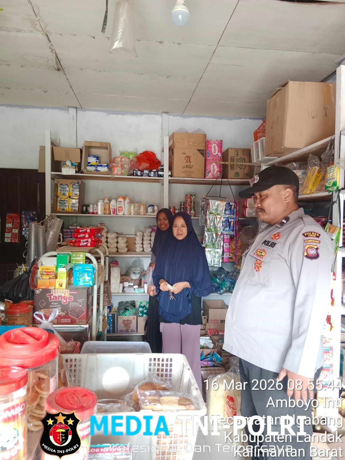 Personil Polsek Ngabang Memastikan Situasi Diwilayahnya Dalam Keadaan kondusif Dengan Cara Patroli Sambang Dialogis