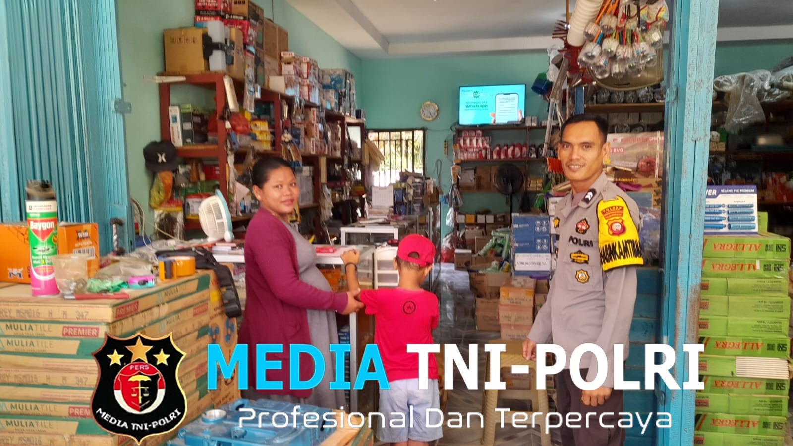 Humanis! Polisi Sapa Ibu yang Hendak Belanja di Toko Bangunan Saat Patroli Siang