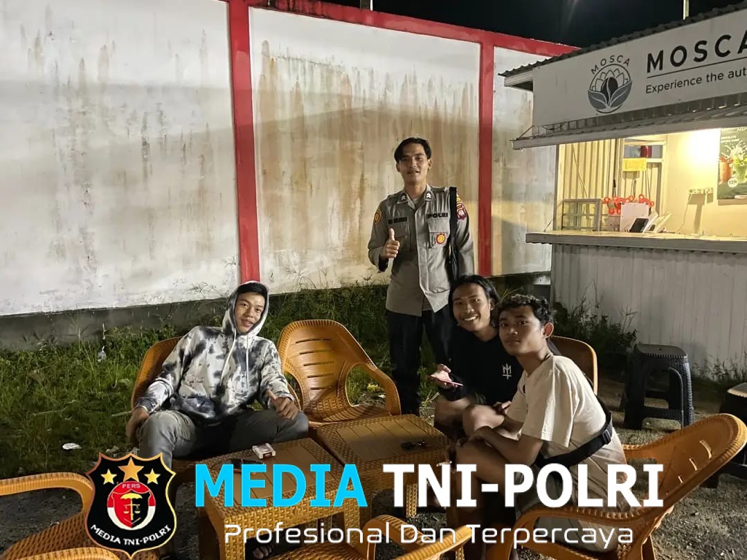 Polisi Sambangi Pemuda yang Sedang Santai, Patroli Malam Polsek Sengah Temila Hadirkan Suasana Akrab dan Bersahabat