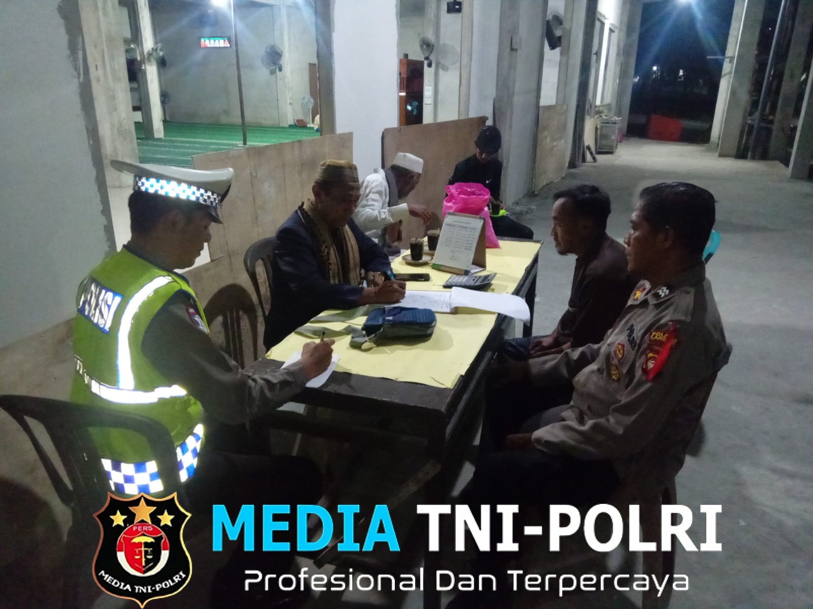 Lewat Patroli Malam, Polisi Mandor Bangun Keakraban dan Sampaikan Himbauan Kamtibmas
