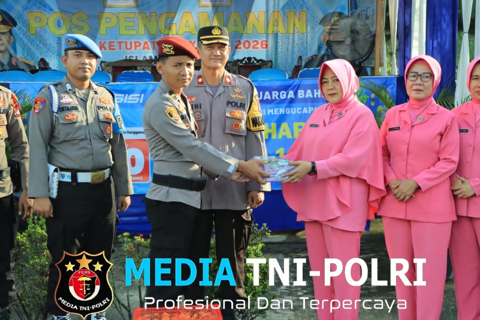Kunjungi Pospam Islamic Center dan Pulung Kencana Ops Ketupat Krakatau 2026, Wakapolres Bersama Ibu Wakil Ketua Bhayangkari Cabang Tubaba Berikan Bingkisan Kepada Petugas