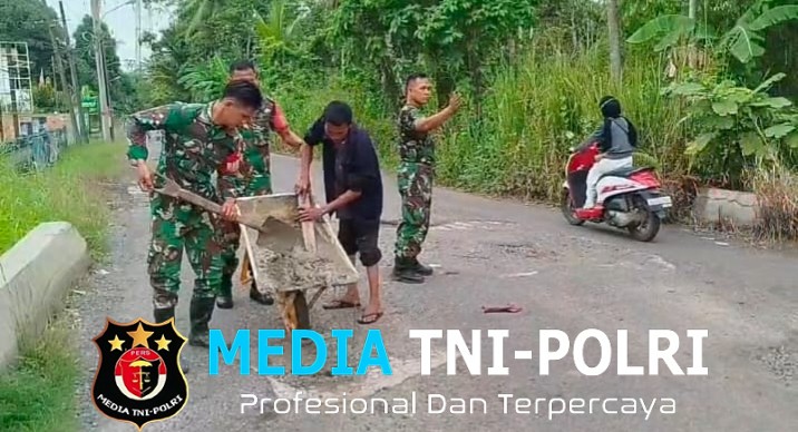 Cegah Kecelakaan, Koramil SP Padang dan Warga Tambal Jalan Berlubang di OKI