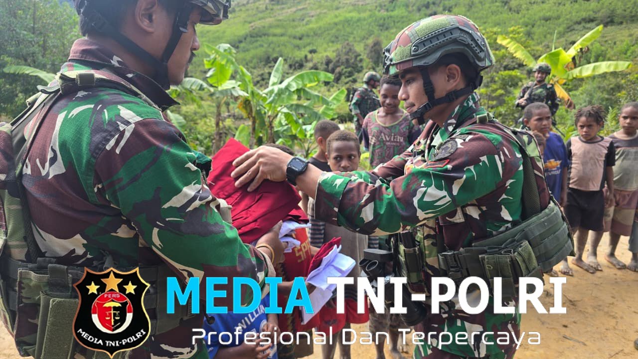 TNI Hadir untuk Warga Perbatasan Pos Oksop Satgas Swasembada Yonif 751/VJS Anjangsana ke Kampung Alutbakon, Berbagi Bola, Seragam, Perlengkapan Sekolah, dan Pengobatan