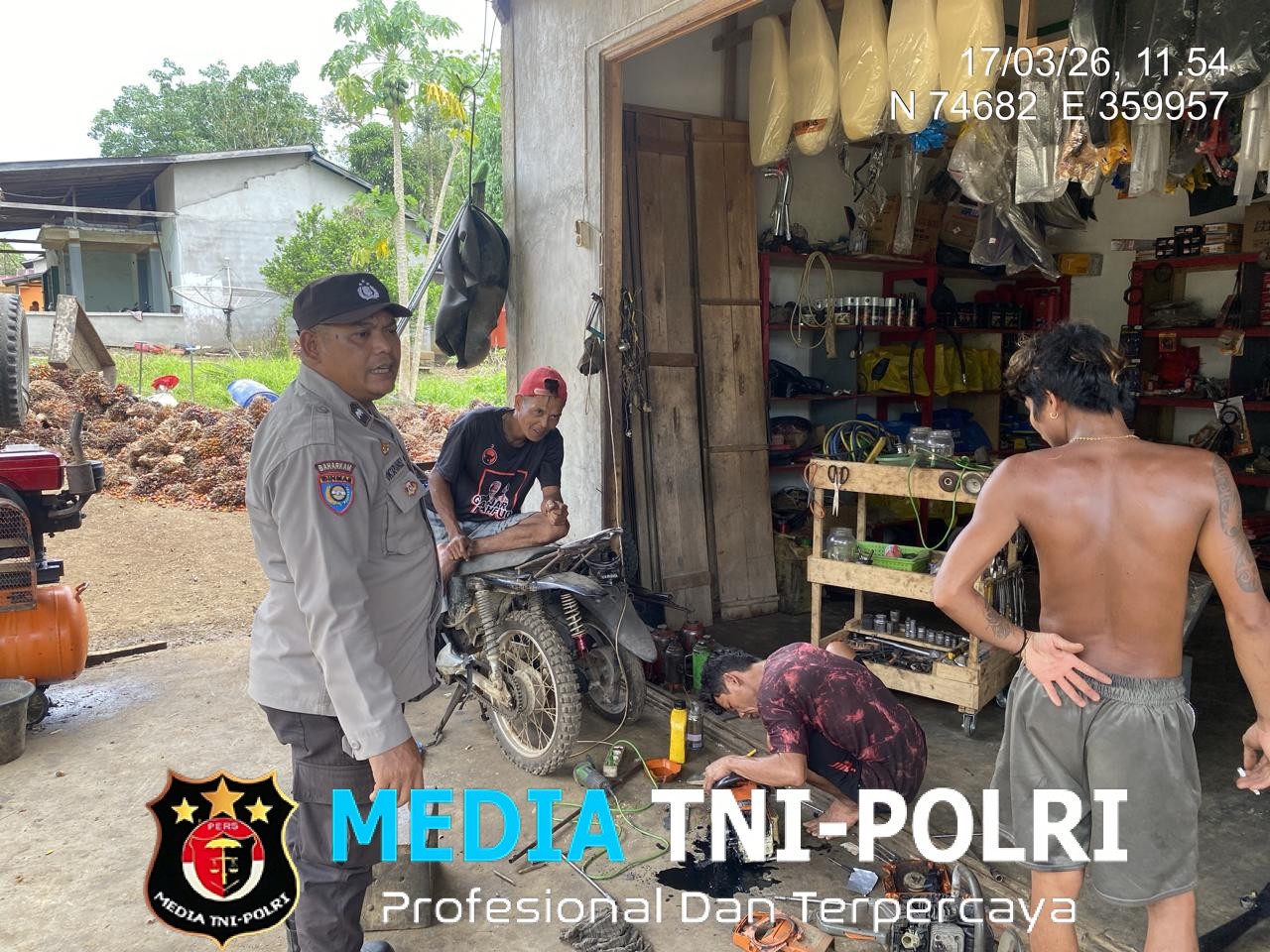 Momen Tak Terduga! Polisi Muncul di Bengkel, Karyawan Sempat Terkejut