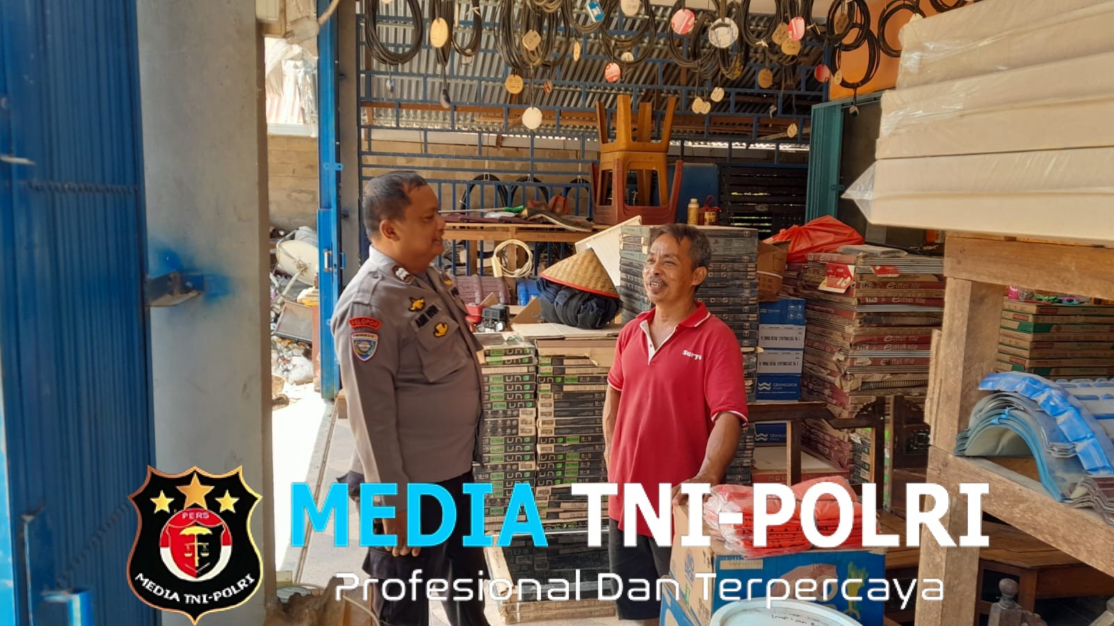 Siang Terik Tak Halangi Polisi Sambangi Toko Bangunan, Pesan Kamtibmas Disampaikan Humanis