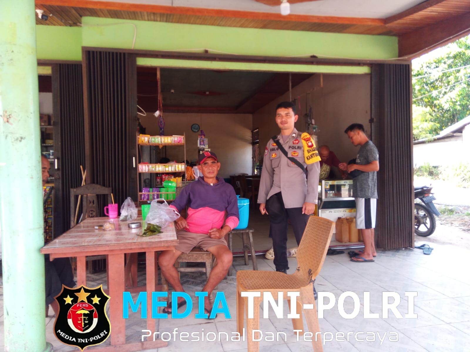 Meski Panas Menyengat, Polisi Tetap Humanis Sambangi Aktivitas Warga