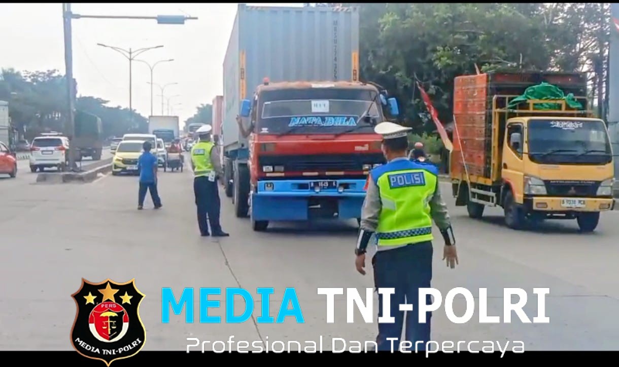 Masih Ditemukan Pelanggaran SKB, Polda Jateng Lakukan Penyekatan Kendaraan Sumbu Tiga di Terboyo Semarang