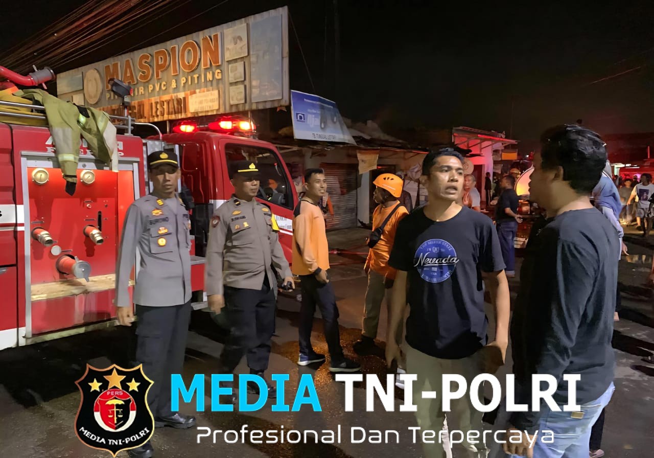 Kebakaran Hebat Hanguskan Sejumlah Toko di Eks Stasiun Baturetno, Kerugian Capai Ratusan Juta