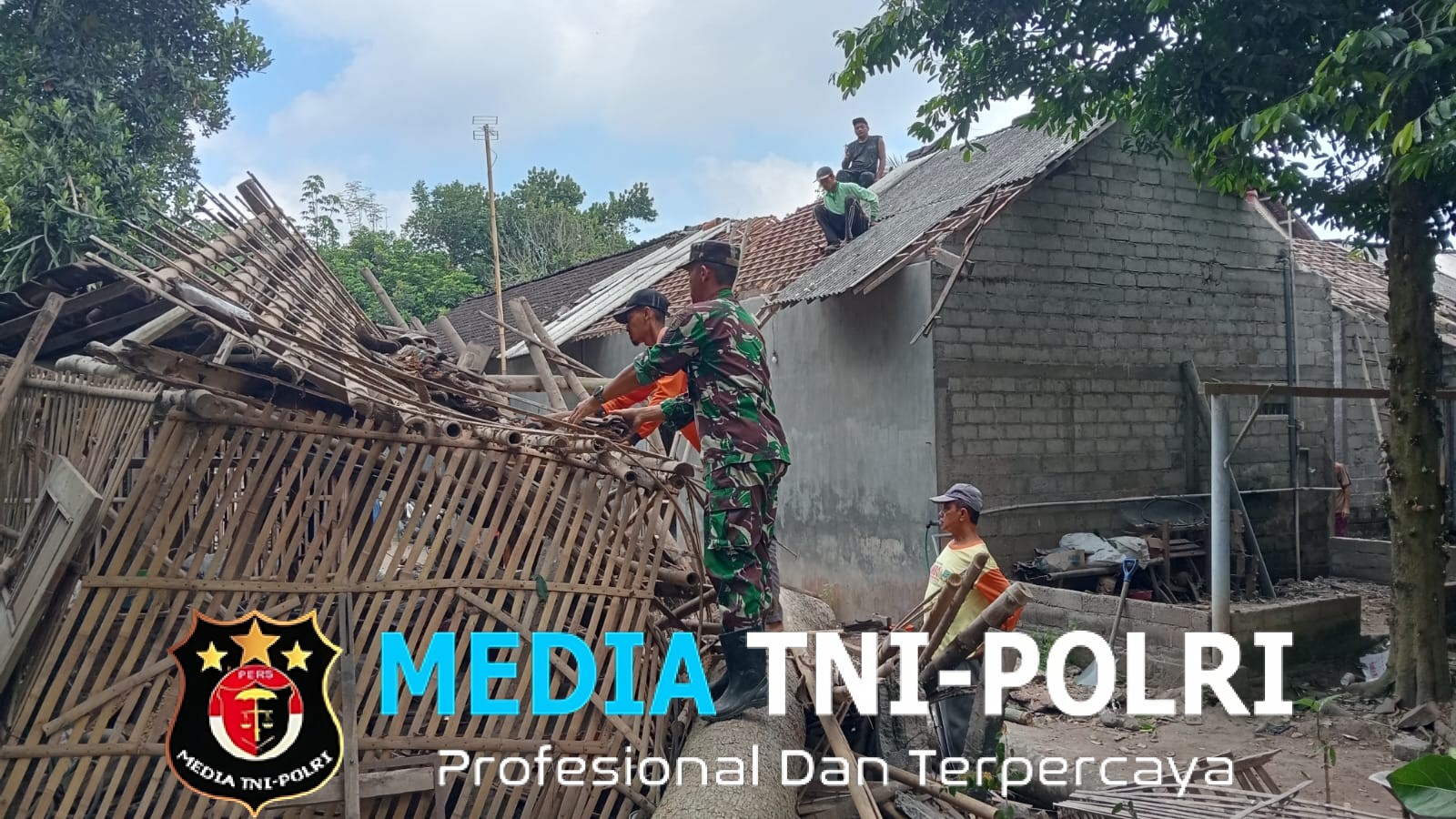 Gotong Royong TNI Dan Warga, Babinsa Kanigoro Bantu Bedah Rumah Tidak Layak Huni