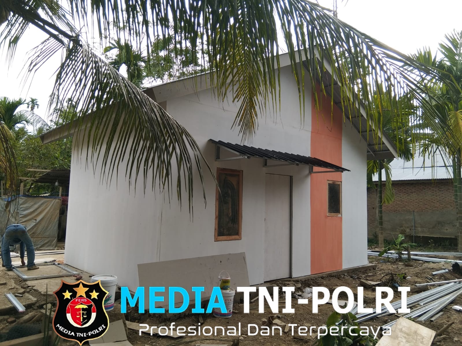 Babinsa Koramil 29/Langkahan Kawal Pembangunan Huntara di Pante Gaki Bale