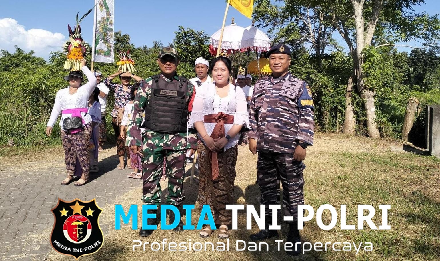 Babinsa Watukebo Hadiri Upacara Melasti, Pastikan Keamanan dan Khidmatnya Ibadah Warga