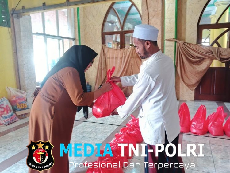 55 Mustahik Terima Zakat Fitrah Dari DKM Masjid Al Muqorrobin