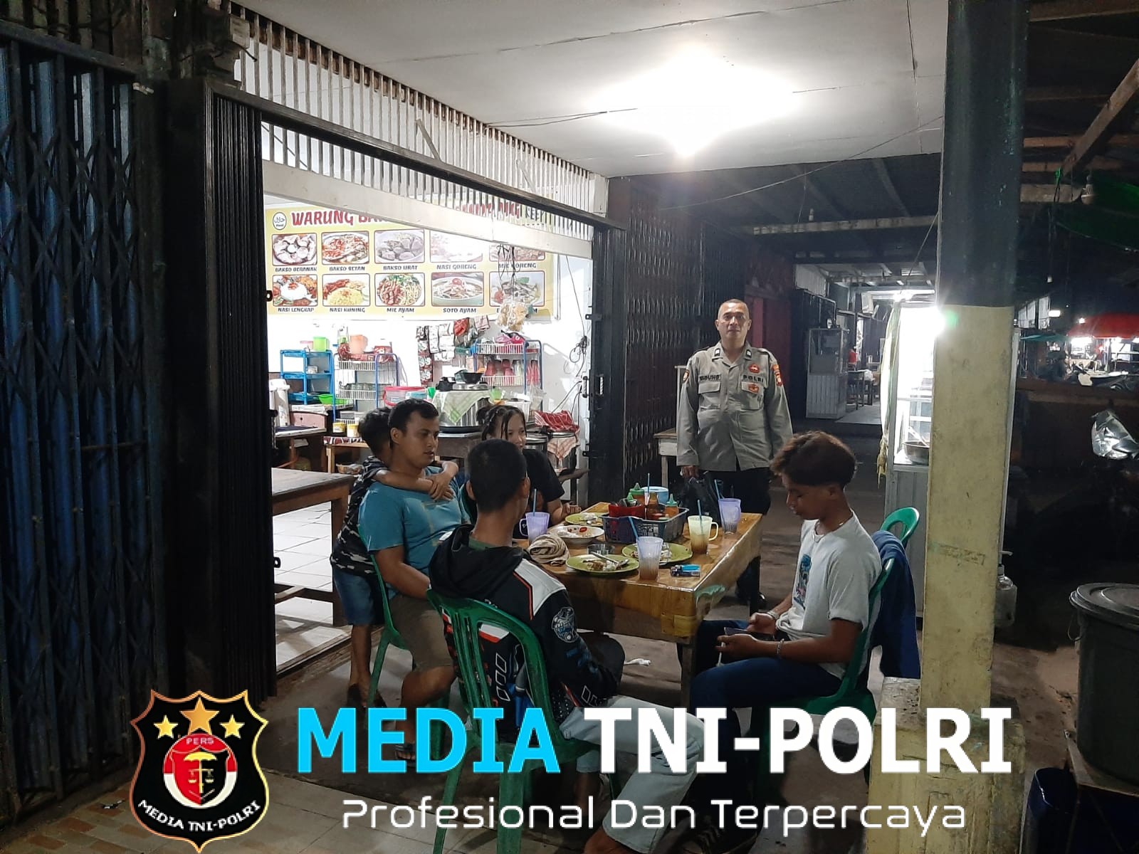 Patroli Malam Penuh Keakraban, Polisi Ngobrol Santai Bareng Warga