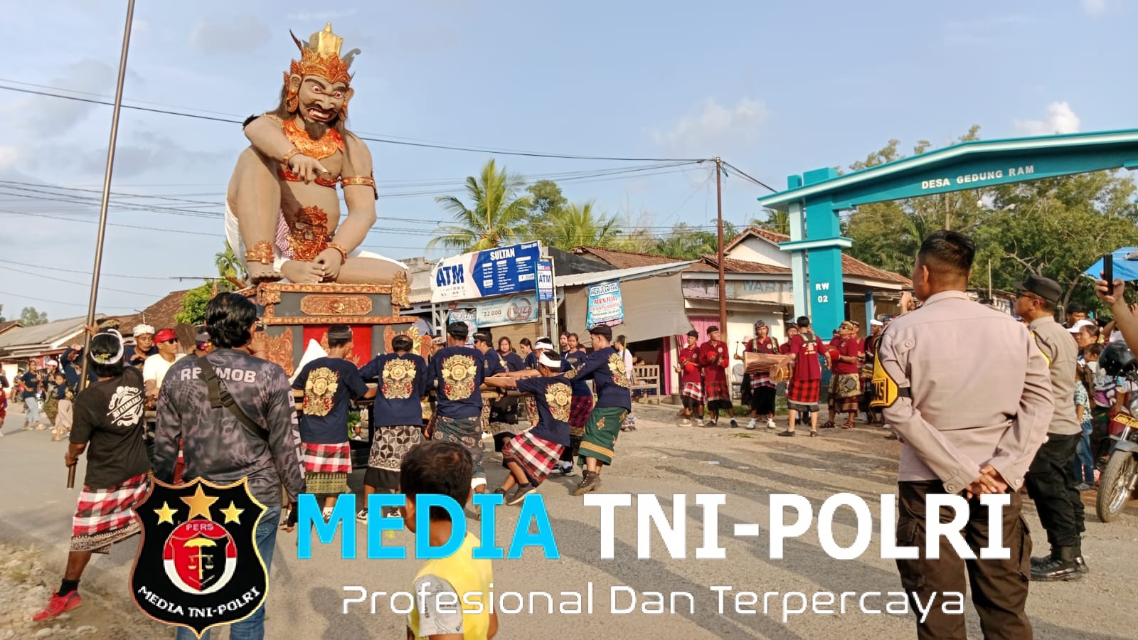 Anggota Polsek Tanjung Raya Polres Mesuji Laksanakan Pengamanan Arak-Arakan Ogoh-Ogoh Jelang Hari Raya Nyepi