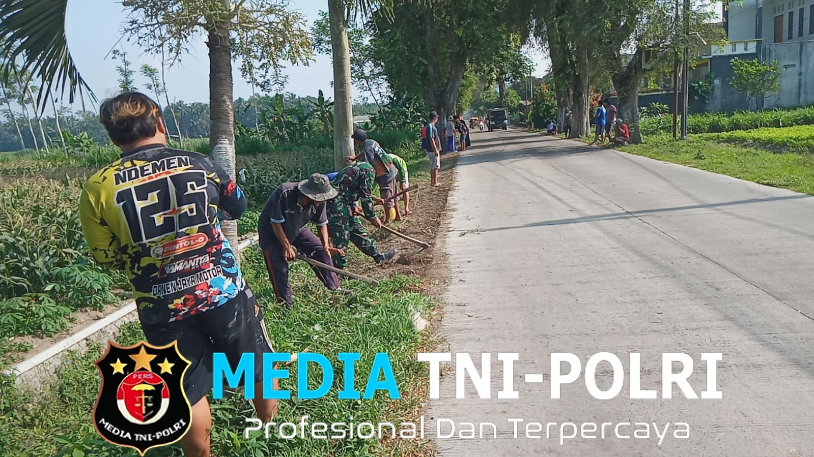 Babinsa Ngoran Bersama Warga Gelar Kerja Bakti, Ciptakan Lingkungan Bersih Dan Aman