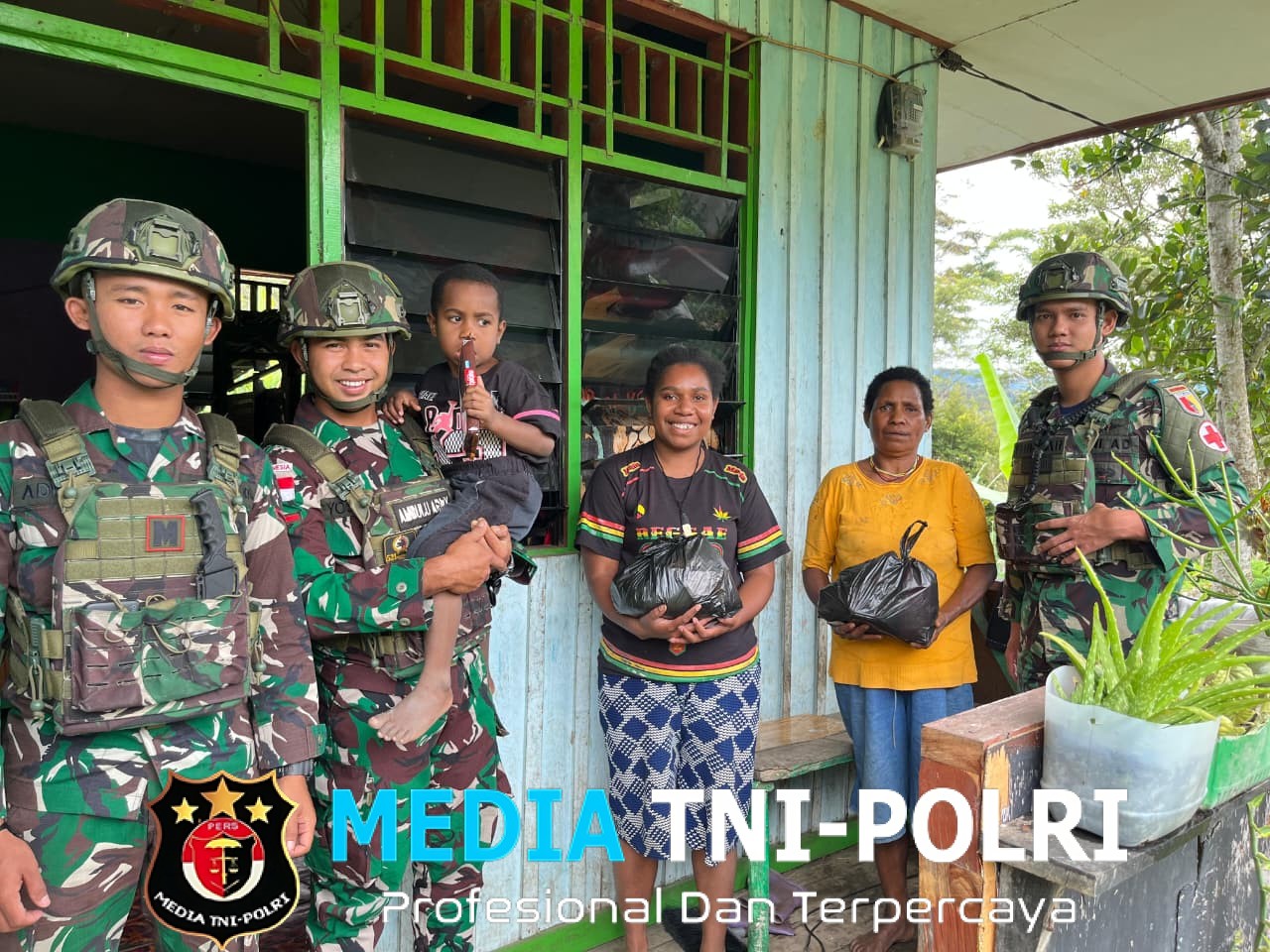 Sosialisasi Kesehatan dan Penyaluran Bantuan Sembako oleh Satgas Yonif 521/DY kepada Masyarakat Distrik Kelila