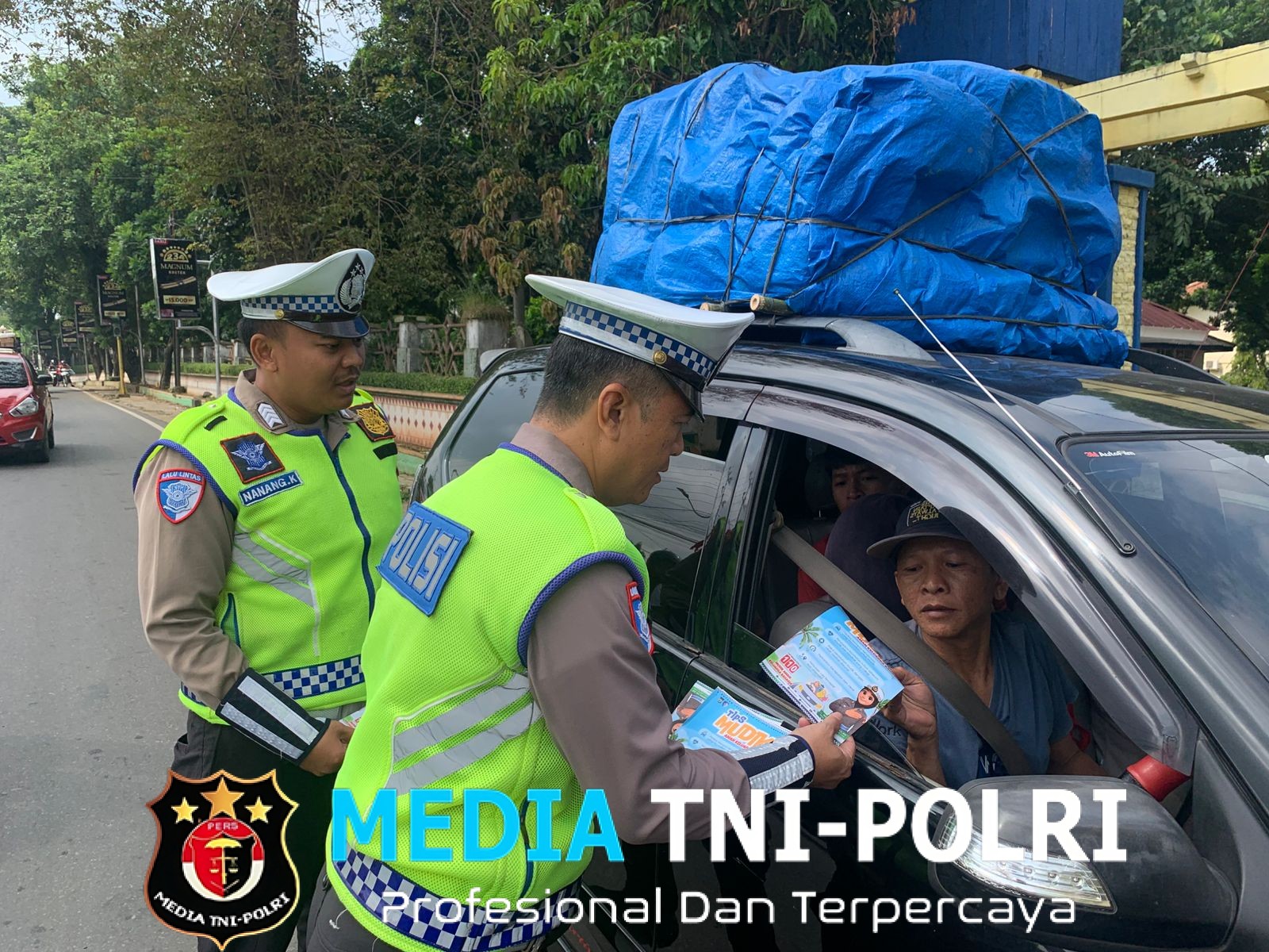 Personel Pos Pelayanan Ops Ketupat Krakatau 2026 Polres Lampung Utara Atur Arus Mudik, Imbau Pemudik Utamakan Keselamatan