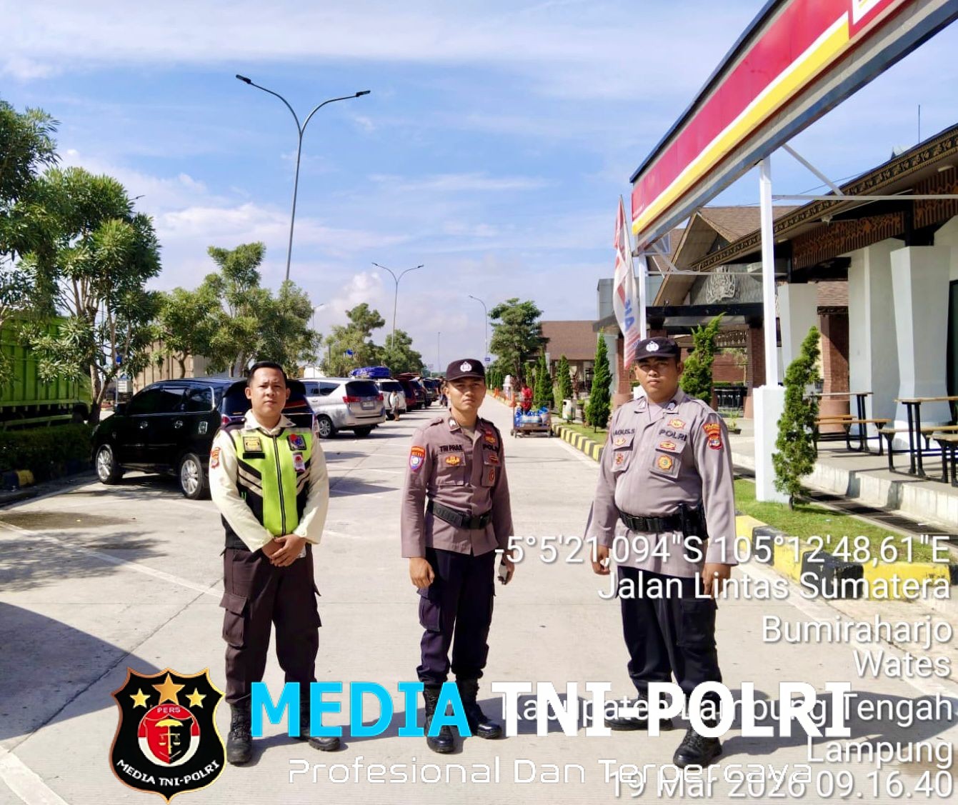 Personel Pospam Ops Ketupat Krakatau 2026 Himbau Pemudik di Rest Area KM 116 B Lampung Tengah