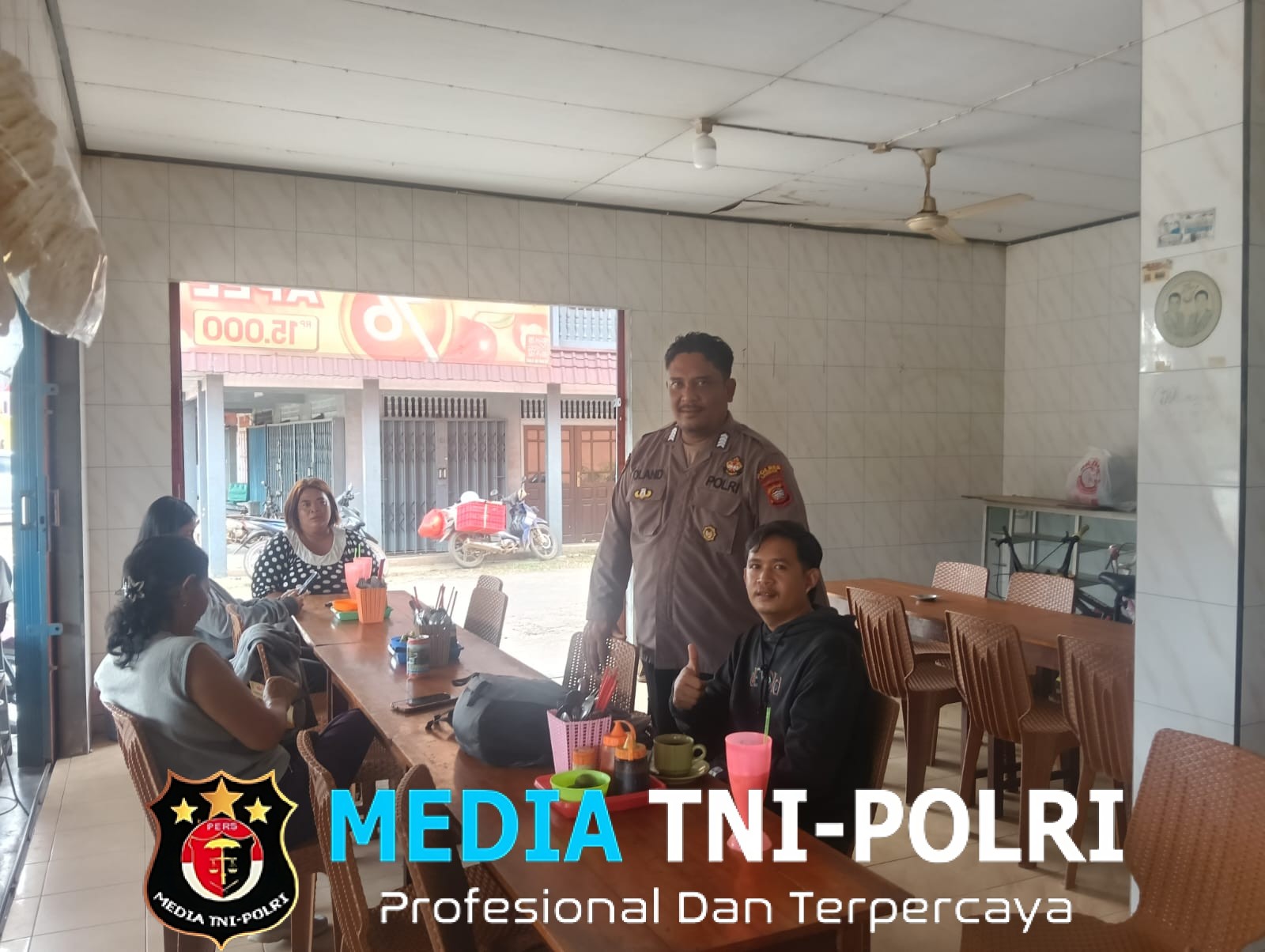 Polisi Sambangi Warung, Momen Santai Warga Berubah Jadi Dialog Hangat Kamtibmas