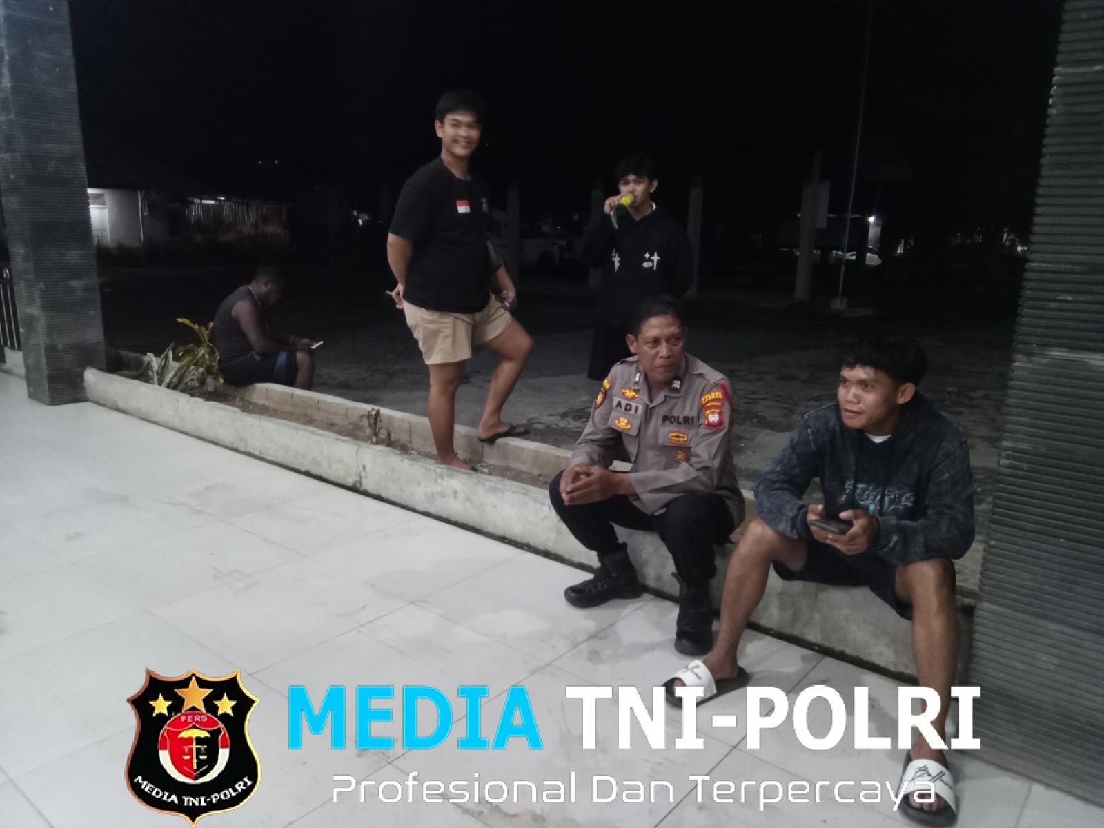 Polisi Humanis, Patroli Malam Sambil Sapa Warga yang Sedang Bersantai