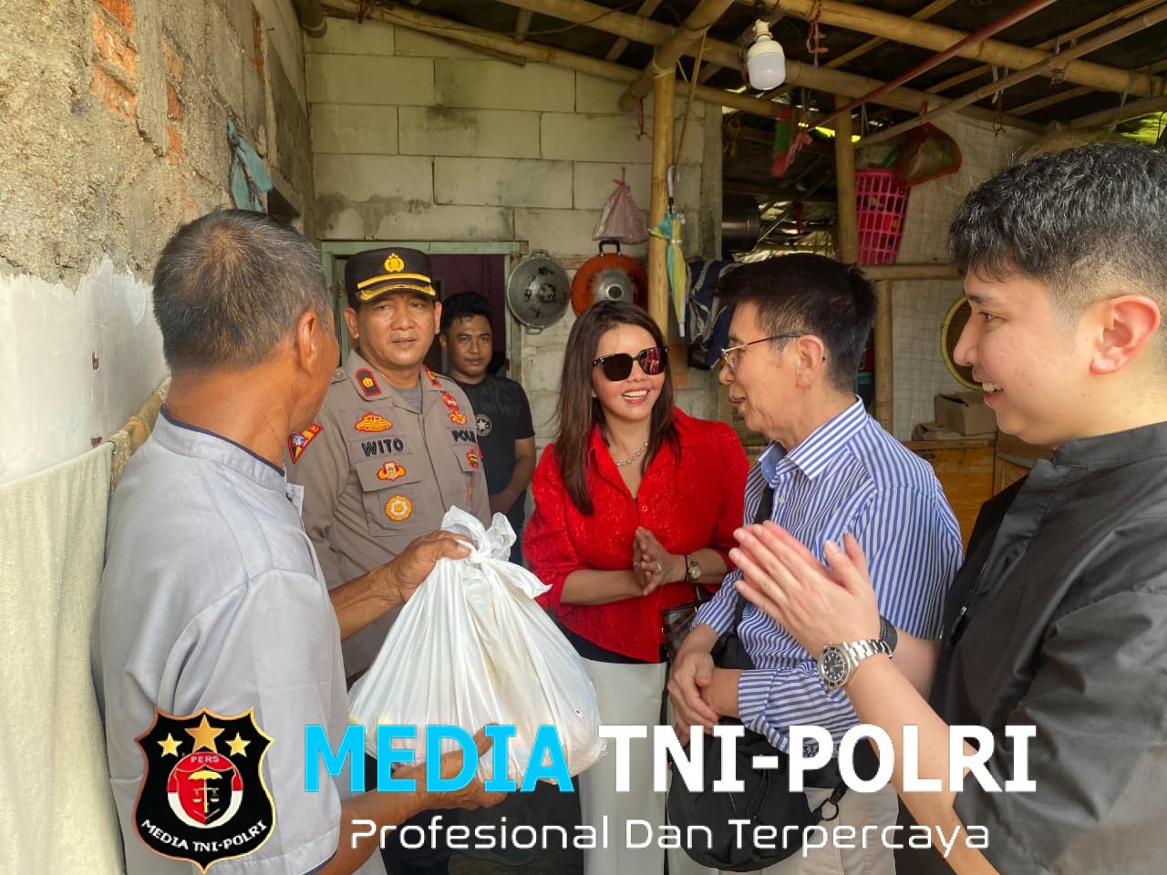 Wujud Kepedulian, Polsek Babelan dan Donatur Salurkan Zakat untuk Warga