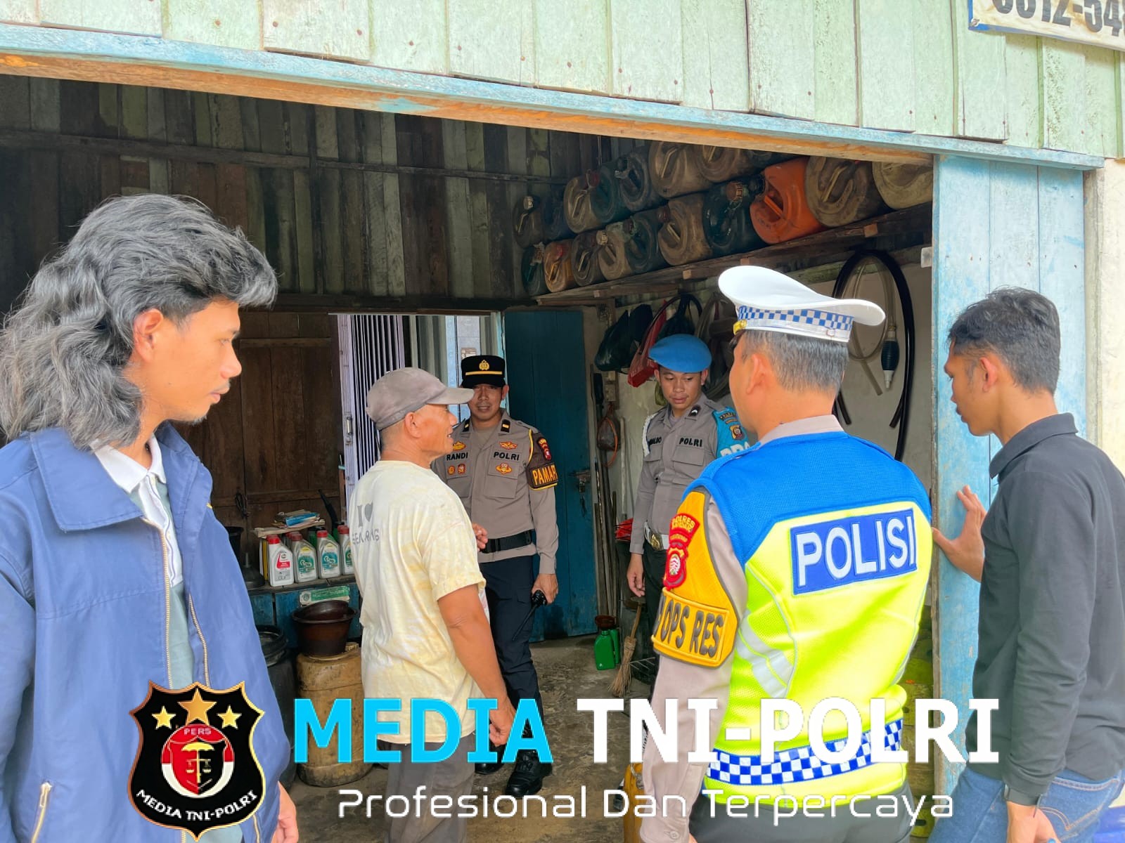 Cegah Penimbunan, Polisi Pantau Kios Pengecer BBM di Ngabang