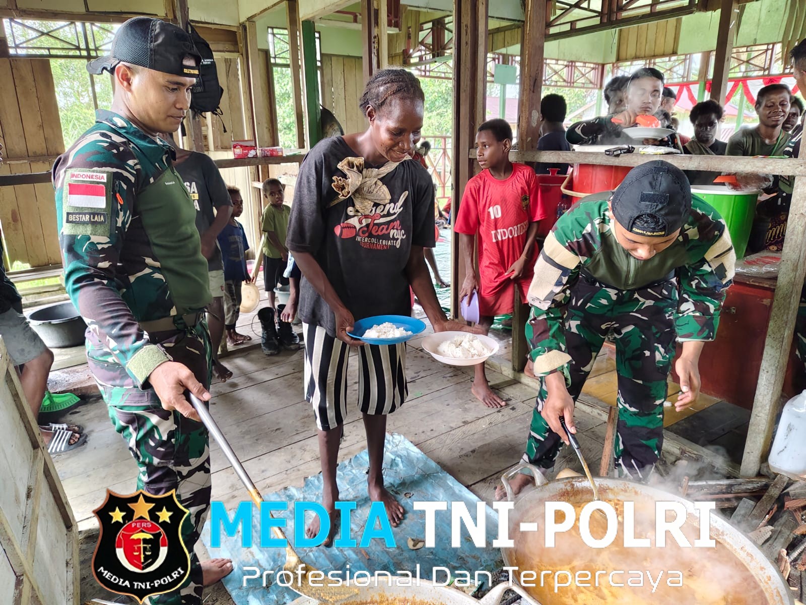 Jumat Berkah di Tanah Asmat Satgas Yonif 123/Rajawali Gelar Komsos dan Makan Bersama Warga Kampung Binam