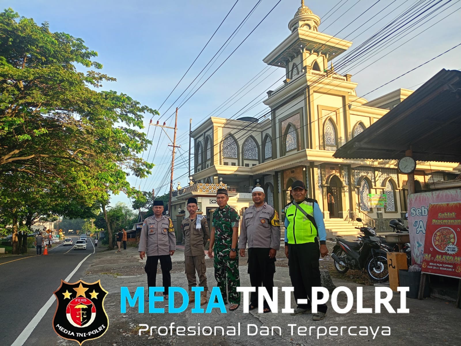 Babinsa Kodim 0808/Blitar Amankan Sholat Idul Fitri, Wujudkan Ibadah Aman Dan Khusyuk