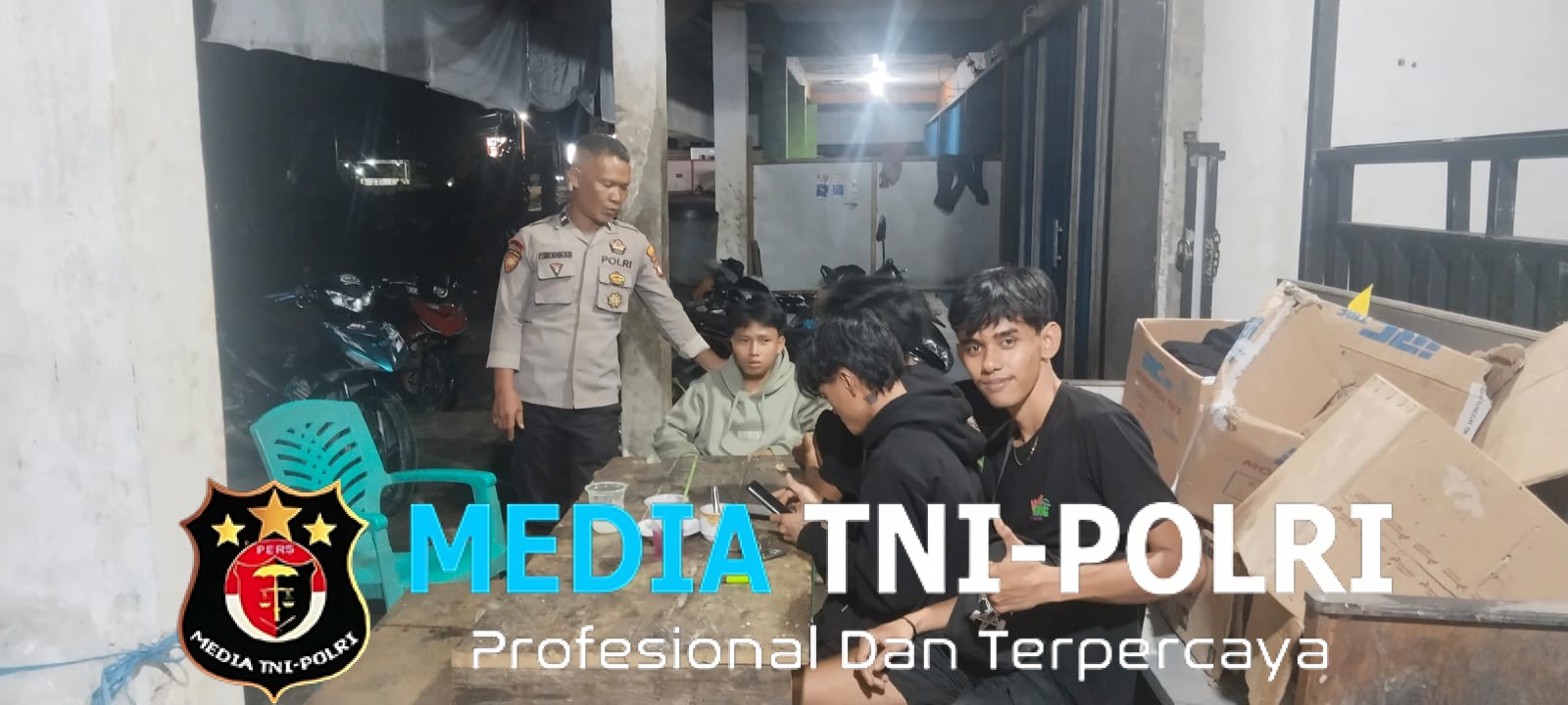 Polisi Rangkul Pemuda Saat Patroli Malam, Ciptakan Suasana Aman dan Penuh Keakraban