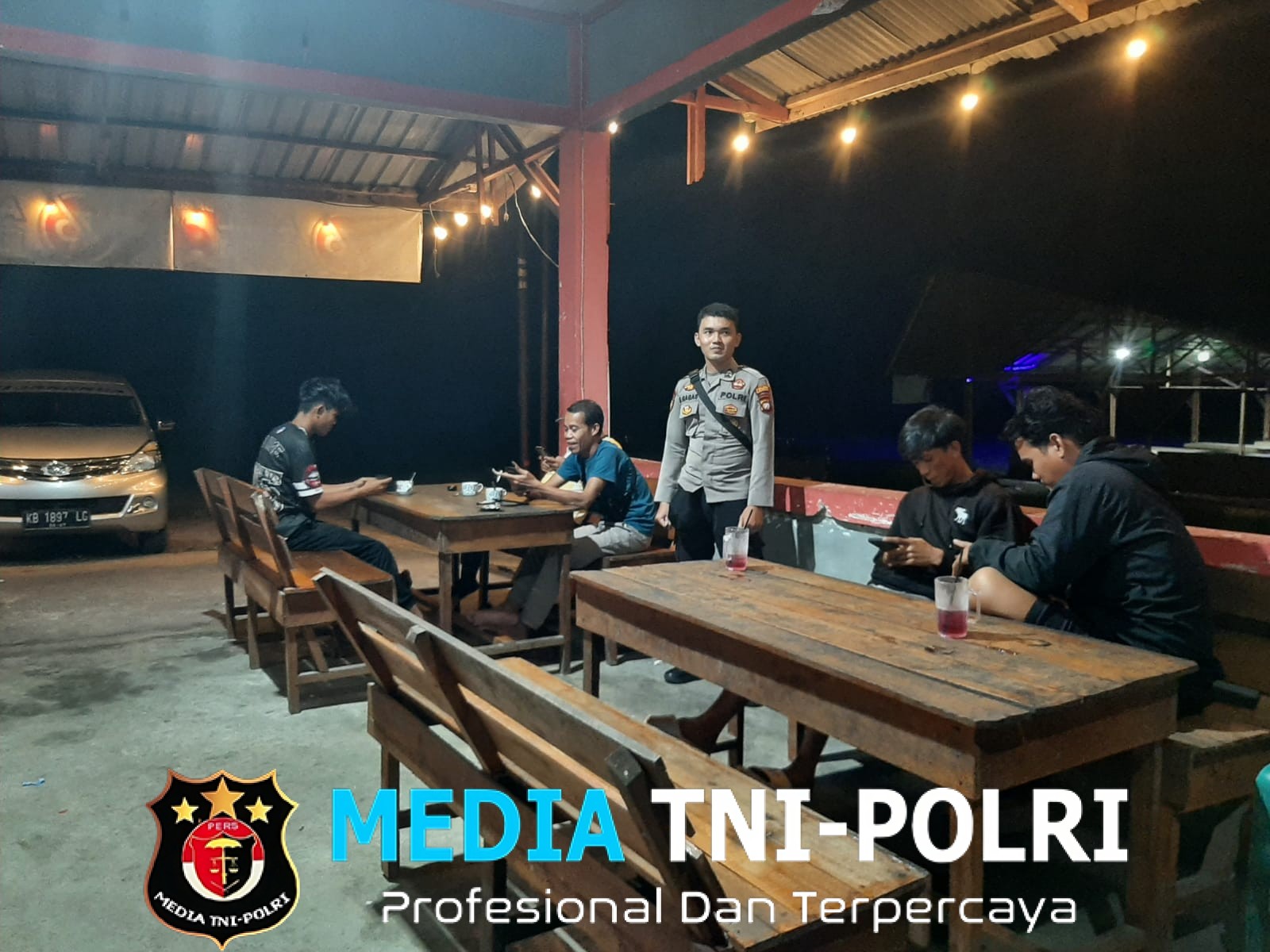 Patroli Malam Humanis, Polisi Sapa Warga yang Sedang nongkrong